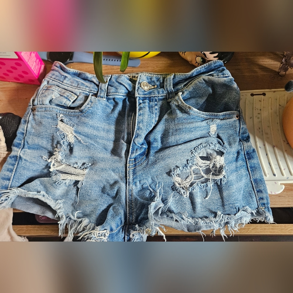 Distressed shorts - Picture 2 of 2